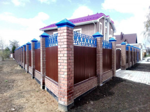 Комбинированный забор для частного дома с кирпичными столбами